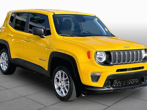 Used 2023 Jeep Renegade Latitude AWD/4WD image 3