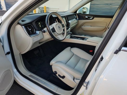 Used 2019 Volvo XC60 T5 Momentum w/ Multimedia Package image 6