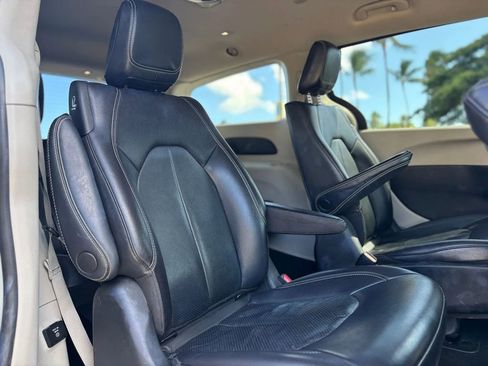 Used 2022 Chrysler Pacifica Touring-L w/ Uconnect Theater Family Group image 12