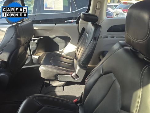 Used 2023 Chrysler Pacifica Touring-L image 8