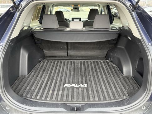 Used 2021 Toyota RAV4 XLE image 12