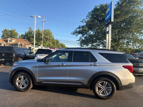 Used 2022 Ford Explorer XLT w/ Equipment Group 202A AWD/4WD image 5