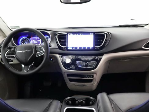 Used 2024 Chrysler Pacifica Touring-L FWD image 13