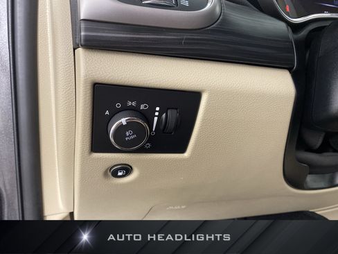 Used 2019 Jeep Grand Cherokee Laredo AWD/4WD image 25