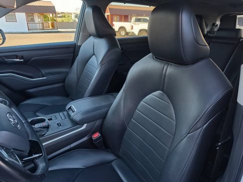 Used 2021 Toyota Highlander XLE FWD image 14