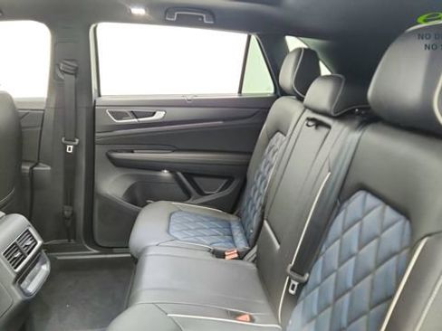 Used 2025 Volkswagen Atlas Cross Sport SEL Premium R-Line AWD/4WD image 31