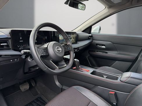 Used 2025 Nissan Kicks SR FWD image 13