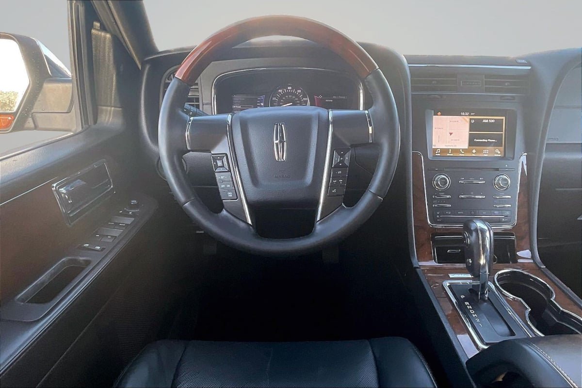 Used 2016 Lincoln Navigator Select RWD image 5