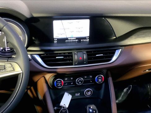 Used 2018 Alfa Romeo Stelvio AWD image 7