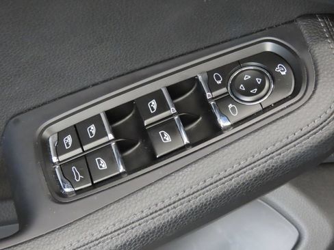 Certified 2025 Porsche Macan AWD/4WD image 37