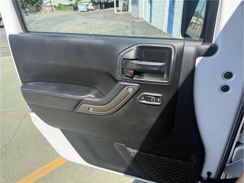 Used 2018 Jeep Wrangler Unlimited Sport AWD/4WD image 34