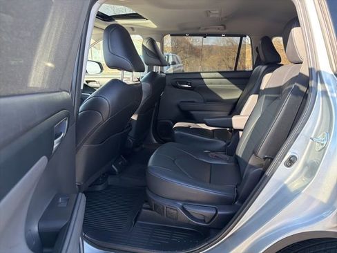 Used 2023 Toyota Highlander L image 16
