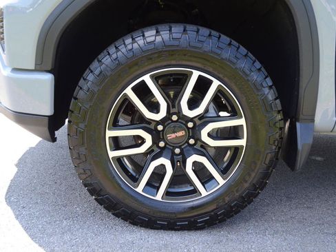 Used 2024 GMC Sierra 1500 AT4 w/ Technology Package AWD/4WD image 9