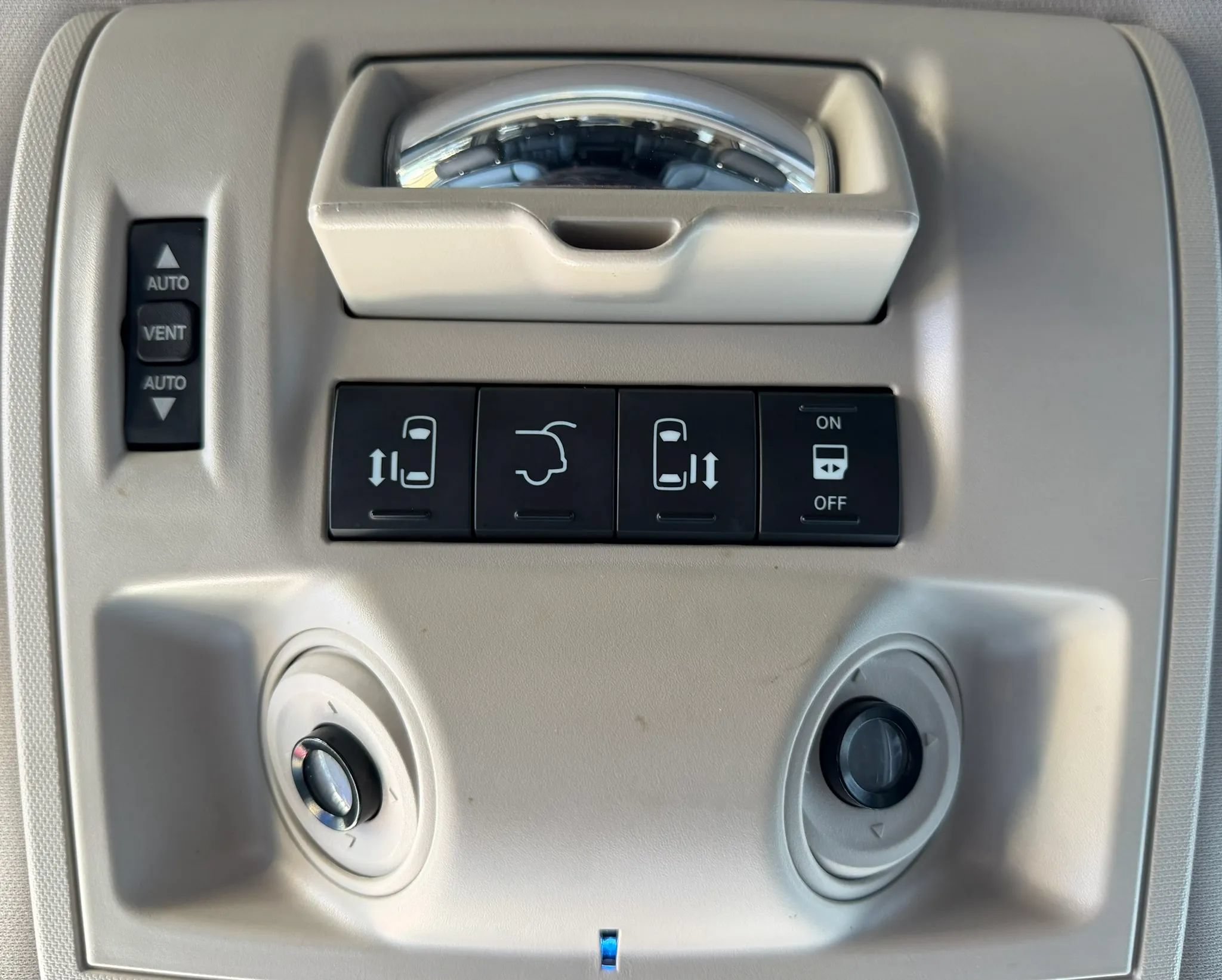 Used 2016 Chrysler Town & Country Touring-L FWD image 28