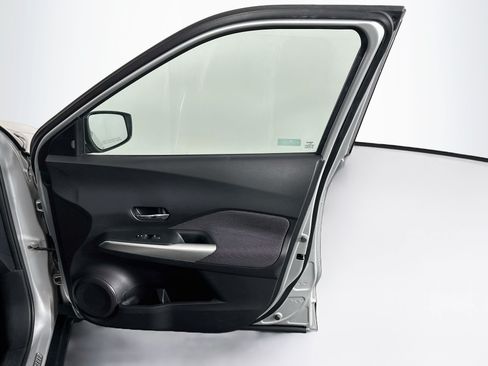 Used 2018 Nissan Kicks SV FWD image 29