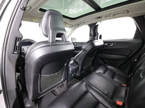 Used 2018 Volvo XC60 T5 Momentum w/ Vision Package image 14