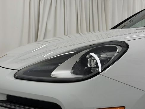 Certified 2023 Porsche Cayenne Platinum Edition image 17