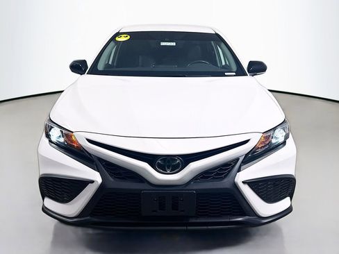 Used 2022 Toyota Camry SE image 2
