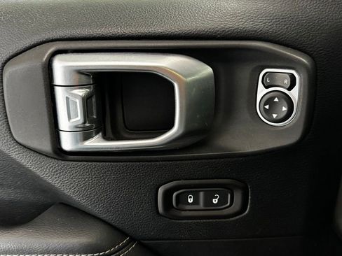 Used 2019 Jeep Wrangler Unlimited Sahara AWD/4WD image 12