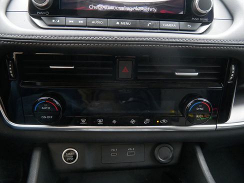 Used 2022 Nissan Rogue SV image 17