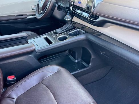Certified 2023 Toyota Sienna Platinum FWD image 21