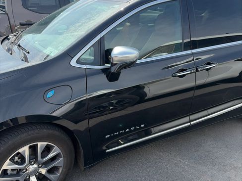 Used 2024 Chrysler Pacifica Pinnacle FWD image 2