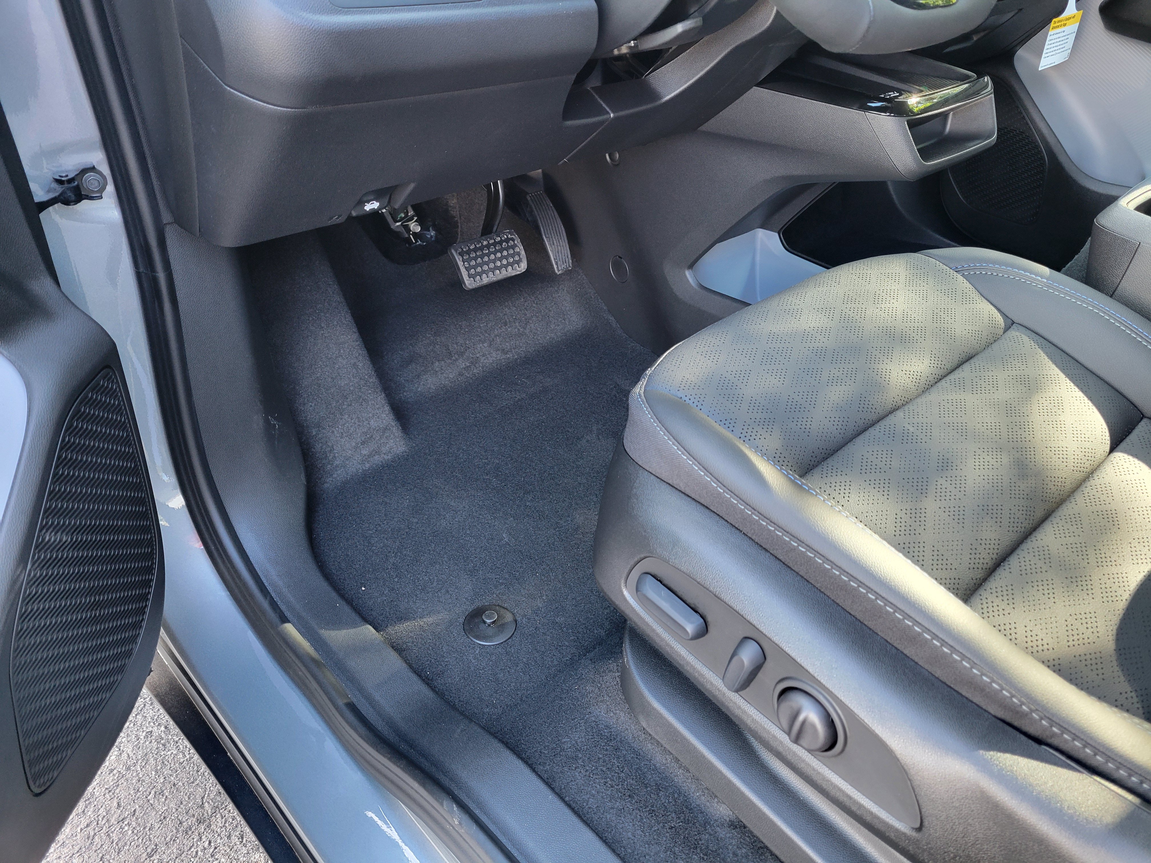 New 2027 Chevrolet Bolt LT w/ Super Cruise Package FWD image 26