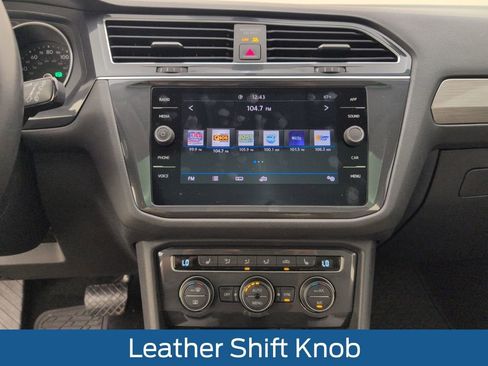 Used 2020 Volkswagen Tiguan SE w/ Panoramic Sunroof Package image 32