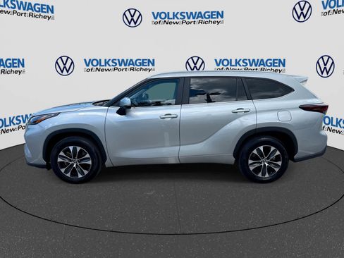 Used 2025 Toyota Highlander XLE FWD image 11