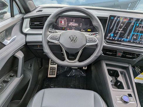 New 2026 Volkswagen Tiguan SE R-Line FWD image 18