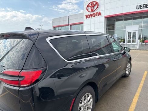 Used 2024 Chrysler Pacifica Touring-L image 19