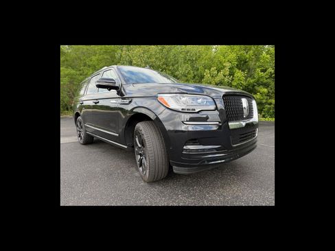 Used 2024 Lincoln Navigator Reserve AWD/4WD image 2