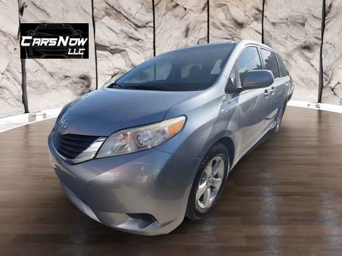 Used 2013 Toyota Sienna LE image 3