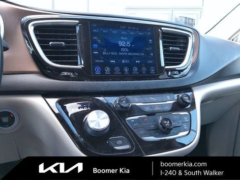 Used 2017 Chrysler Pacifica Touring-L Plus w/ Uconnect Theatre Group FWD image 8