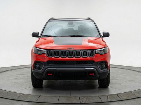 Used 2025 Jeep Compass Trailhawk AWD/4WD image 2