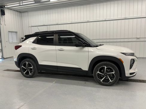 Used 2021 Chevrolet TrailBlazer RS w/ Technology Package FWD image 2