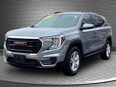 Used 2024 GMC Terrain SLE w/ Driver Convenience Package image 3