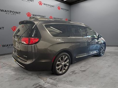 Used 2019 Chrysler Pacifica Limited w/ Tire & Wheel Group FWD image 17