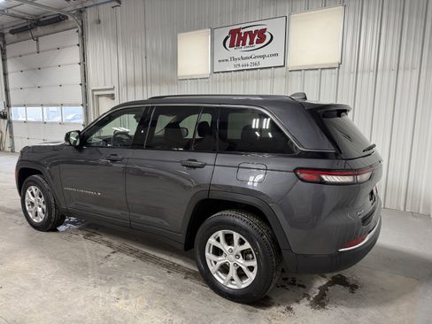 Used 2023 Jeep Grand Cherokee Limited w/ Luxury Tech Group II image 17