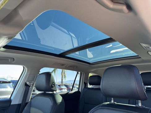Certified 2019 Volkswagen Tiguan SE w/ Panoramic Sunroof Package image 32