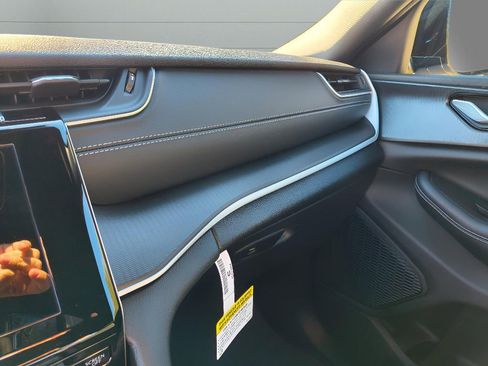 New 2025 Jeep Grand Cherokee Altitude image 25