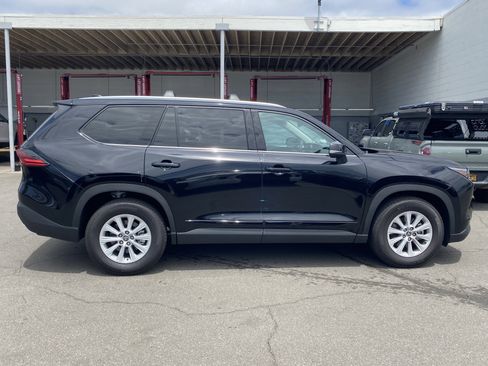Used 2025 Toyota Grand Highlander AWD image 2