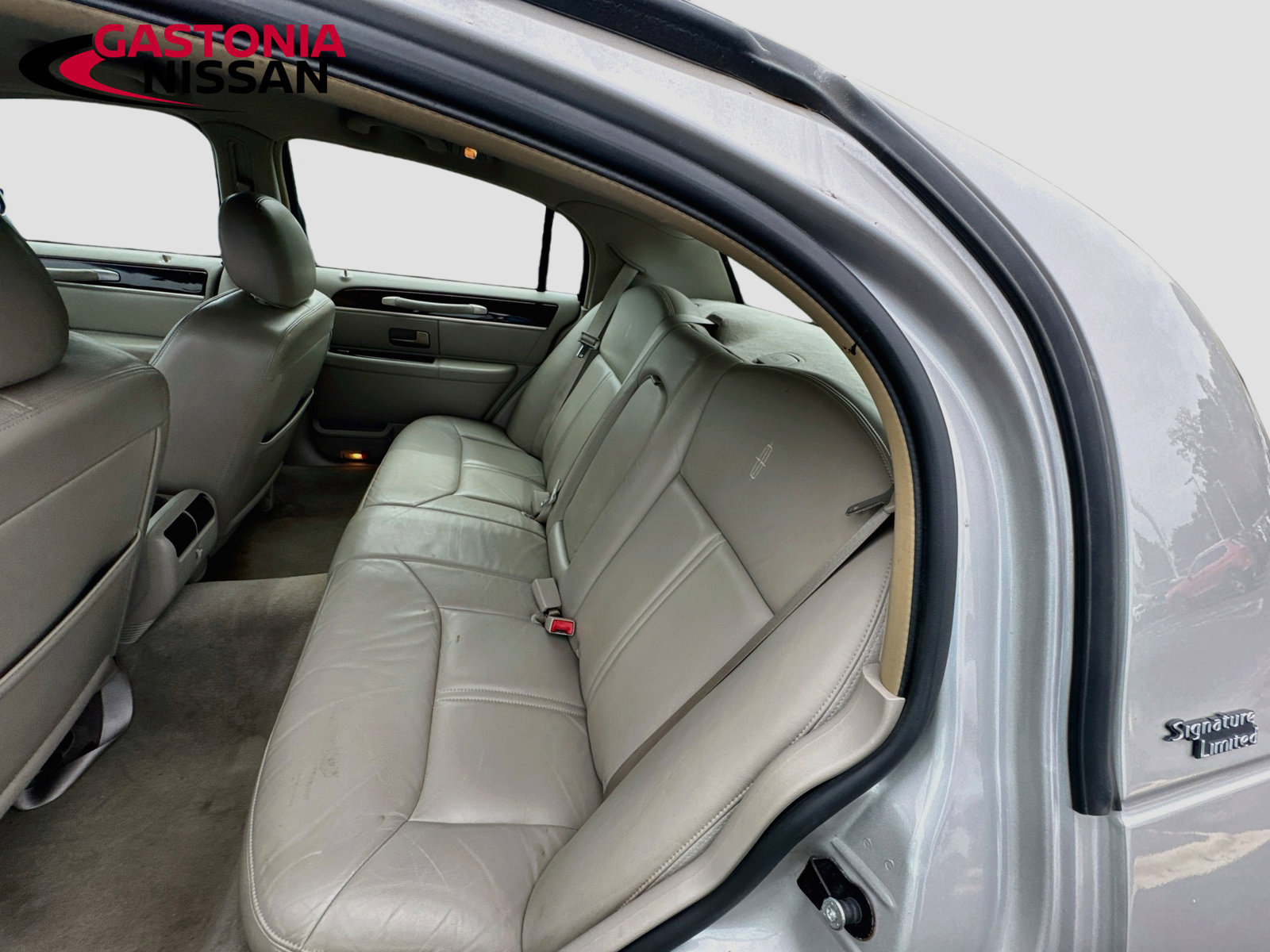 Used 2008 Lincoln Town Car Signature Limited RWD image 23
