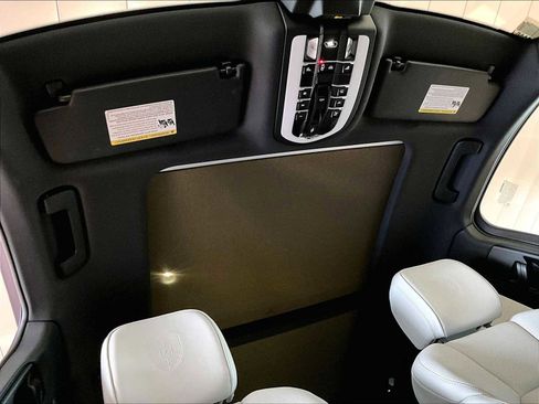 Used 2025 Porsche Macan Turbo image 25