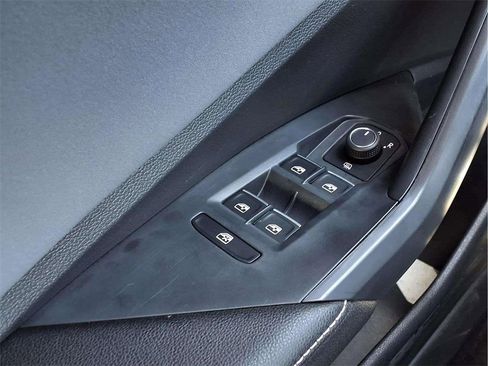 Used 2025 Volkswagen Jetta SE image 18