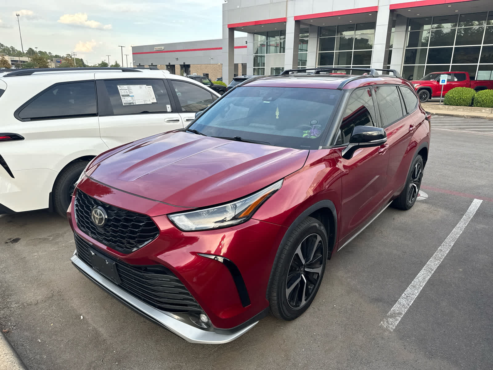 Used 2021 Toyota Highlander XSE FWD image 2
