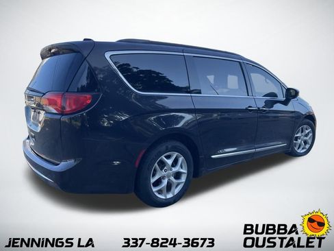Used 2017 Chrysler Pacifica Touring-L w/ Tire & Wheel Group FWD image 5