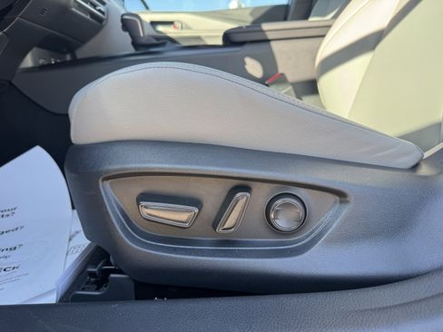 Used 2025 Toyota Camry SE image 11