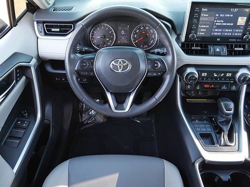 Used 2021 Toyota RAV4 XLE Premium image 17