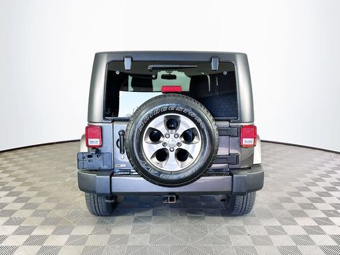 Used 2018 Jeep Wrangler Sahara w/ Connectivity Group AWD/4WD image 9